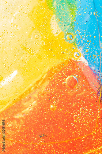 gotas de aceite en agua con fondo de color azul ,rojo , amarillo