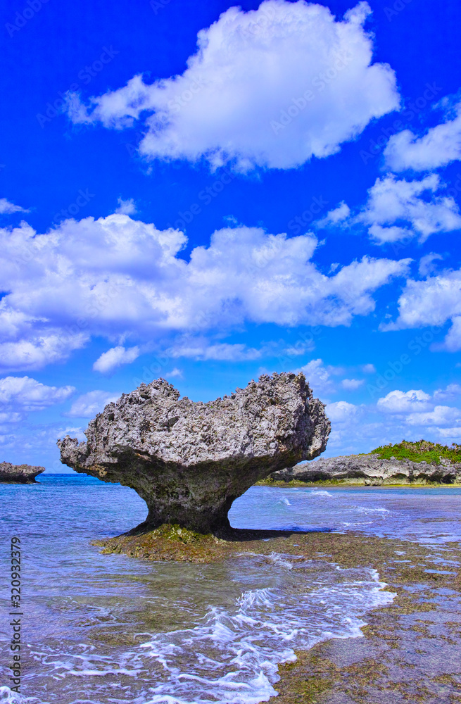 沖縄県宮古島の海岸風景。干潮の時に現れる奇岩。