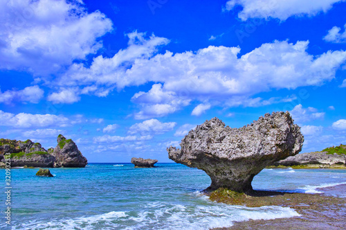 沖縄県宮古島の海岸風景。干潮の時に現れる奇岩。