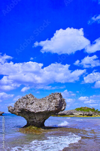 沖縄県宮古島の海岸風景。干潮の時に現れる奇岩。