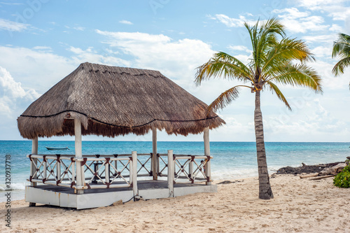 Fototapeta Naklejka Na Ścianę i Meble -  Hut on a beautiful Mexican beach