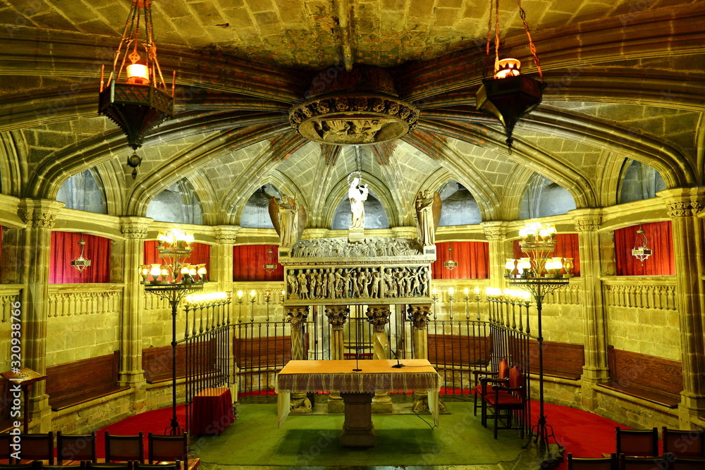 Obraz premium the 14th century Gothic Barcelona Cathedral (Catedral de Barcelona) where 13 geese are famously kept