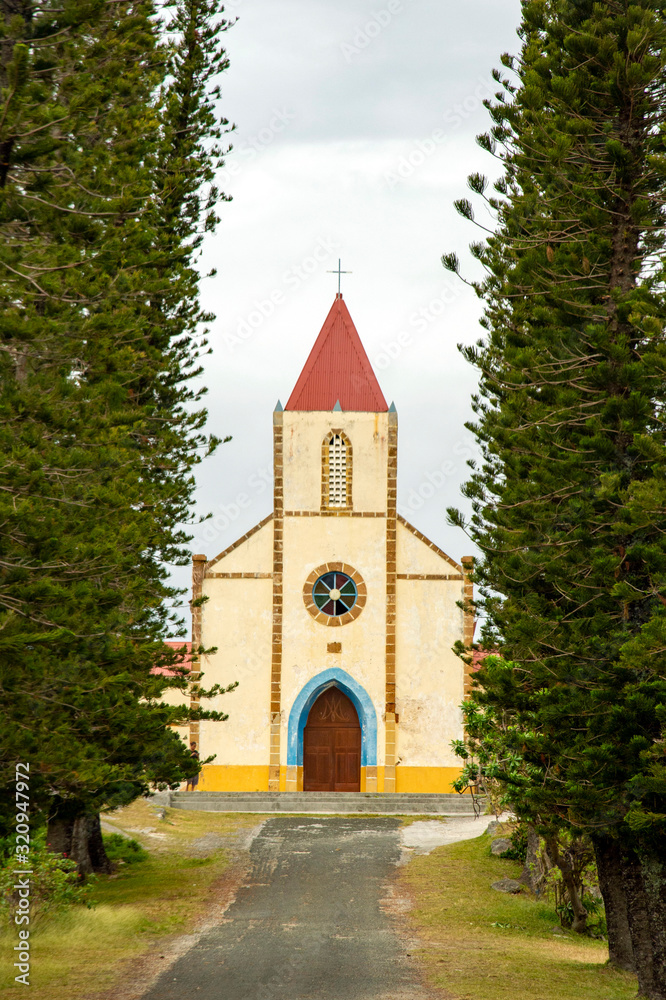 Naklejka premium ニューカレドニア ロイヤルティ諸島 ウベア島 ムリの教会