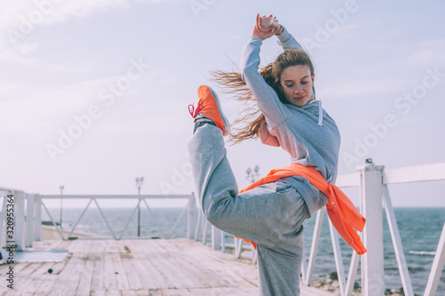 фотографія Hip hop dancer in fashion sportswear jumping and dancing in the street
