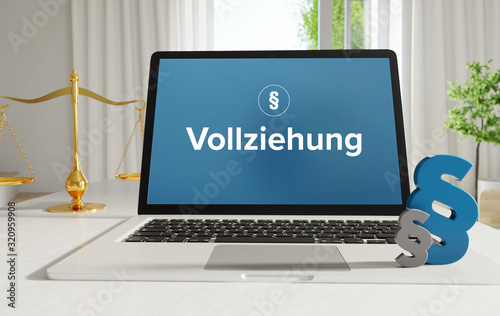 Vollziehung – Recht, Gesetz, Internet. Laptop im Büro mit Begriff auf dem Monitor. Paragraf und Waage. .
