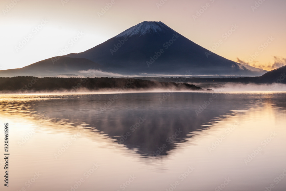 本栖湖から夜明けの富士山 本栖湖から夜明けの富士山