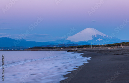 湘南海岸から夜明けの紅富士