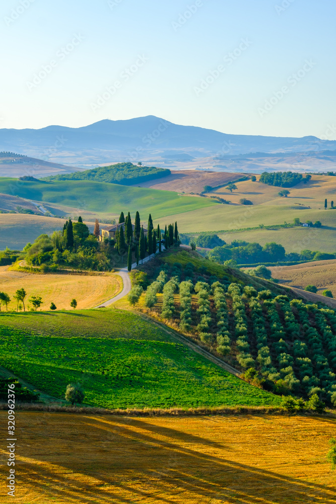 Fototapeta premium Późnym latem antenowy krajobraz doliny w Toskanii