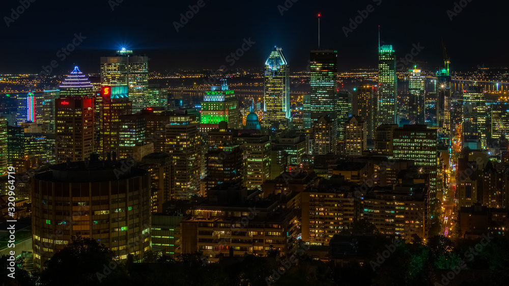 nächtlicher Blick auf die Skyline von Montreal