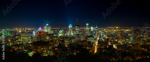 nächtliches Pannorama der Skyline von Montreal