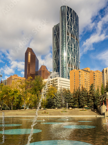 Park mit Blick auf Wolkenkratzer in Calgary