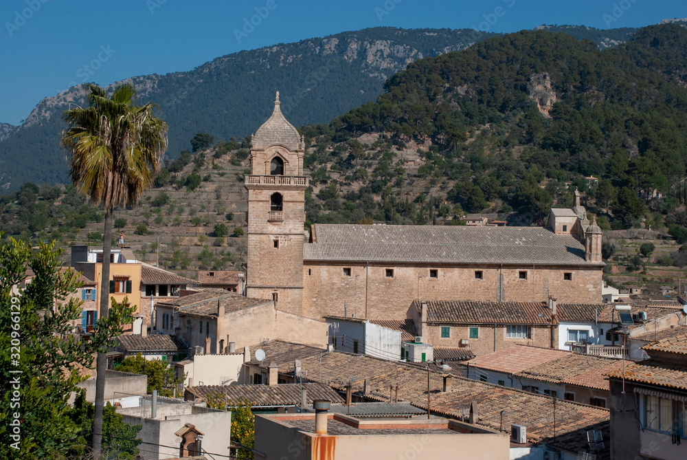 Dorf Bunyola mit Kirche auf der spanischen Insel Mallorca