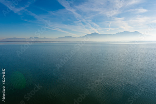 Wallpaper Mural Berge und See mit Nebel - Chiemsee im Winter Torontodigital.ca