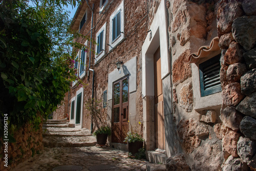 Altes, schönes Haus aus Steinen in Fornalutx auf spanischer Insel Mallorca photo