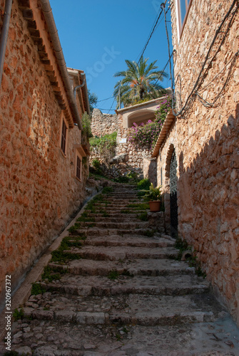 Fototapeta Naklejka Na Ścianę i Meble -  Alte enge Gasse mit Steinhäusern und Treppen in Fornalutx, Mallorca