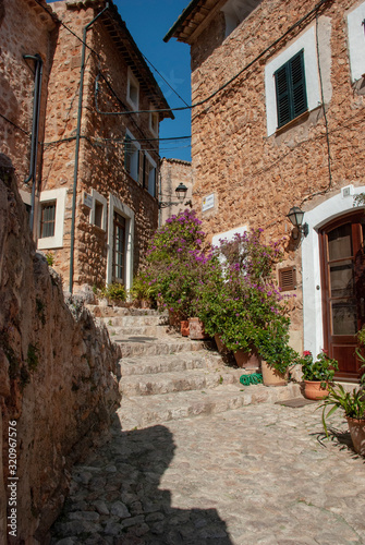 Alte enge Gasse mit Steinhäusern und Treppen in Fornalutx, Mallorca © Alexander Reitter