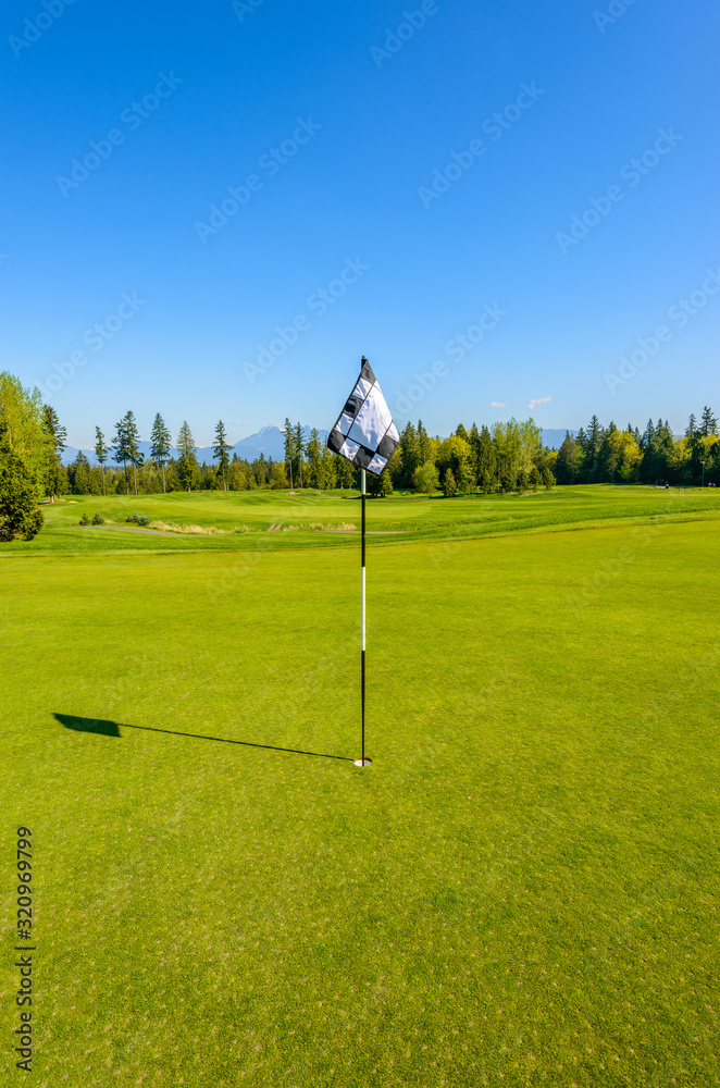 Obraz premium Golf flag at the beautiful golf course.