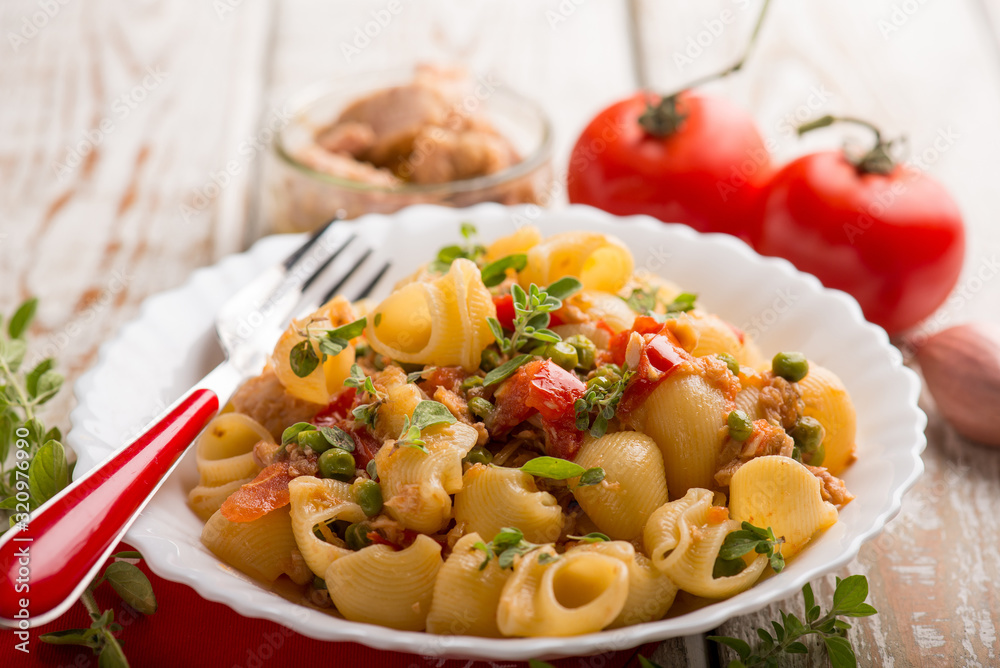 pasta with tuna green peas and fresh tomatoes pasta with tuna green peas and fresh tomatoes