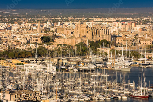 Fototapeta Naklejka Na Ścianę i Meble -  View on harbour, old town and cathedral, Palma, Majorca, Spain, Europe