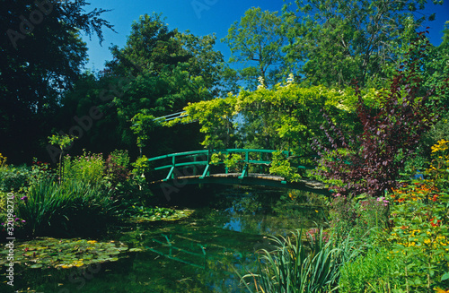 Schilderij op canvas The Lilypond with the Japanese Bridge at Claude Monet’s garden