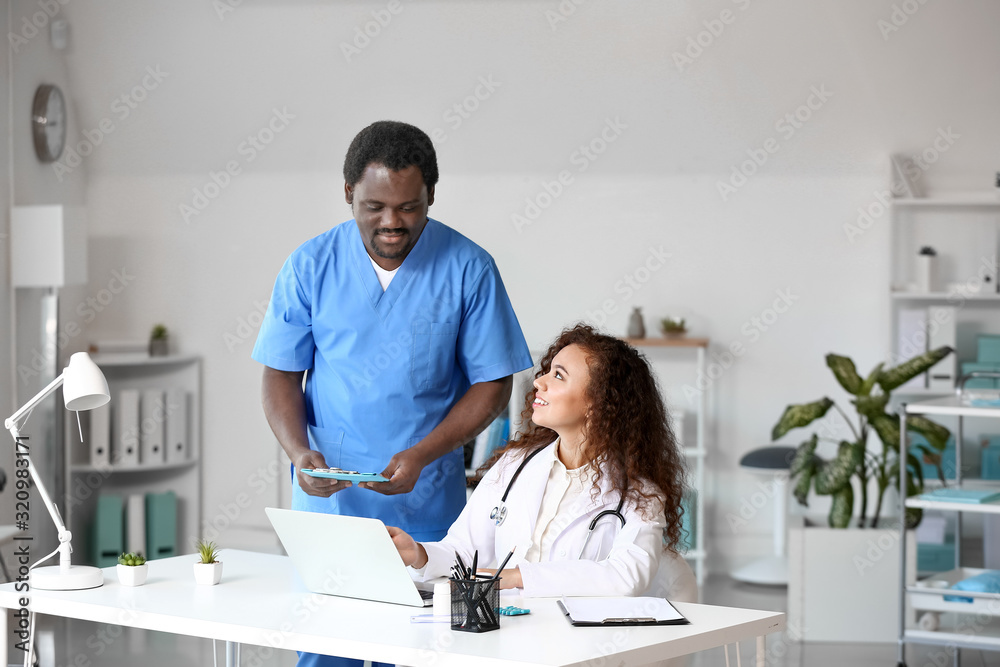 Obraz premium African-American doctors working in clinic