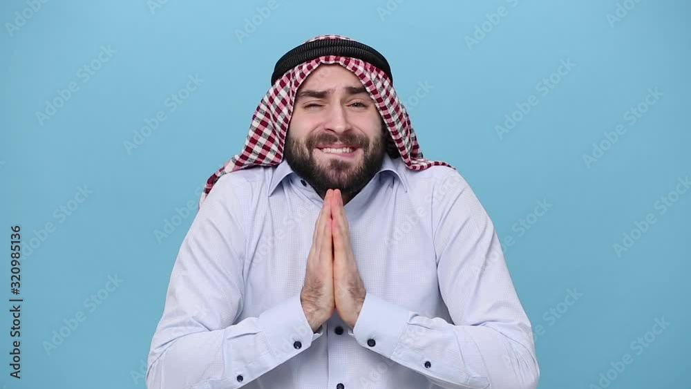 Bearded young arabian muslim man 20s in keffiyeh kafiya ring igal ...