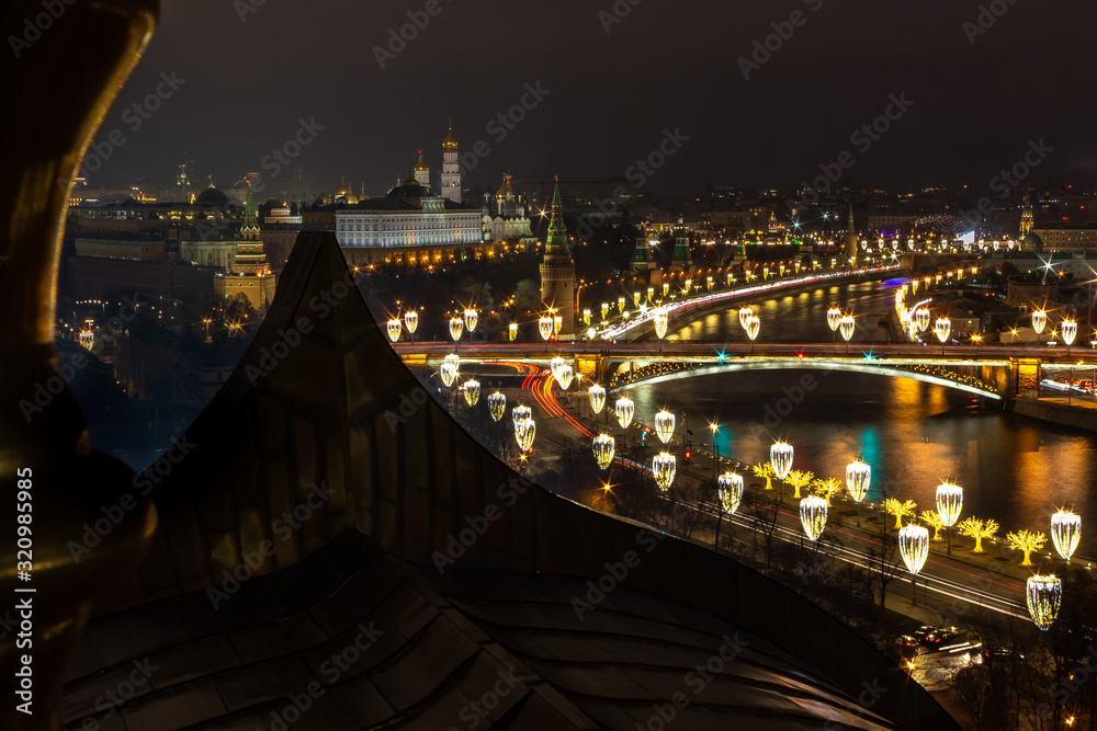 Obraz premium The photo was taken from the roof of the Church of Christ the Savior. You can see its Golden columns, illuminated Kremlin embankment, Armory and others landmarks in the heart of the Russian capital.