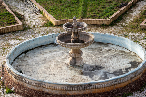Φωτογραφία Rusty old fountain, drained of water, in a courtyard - Silves Portugal