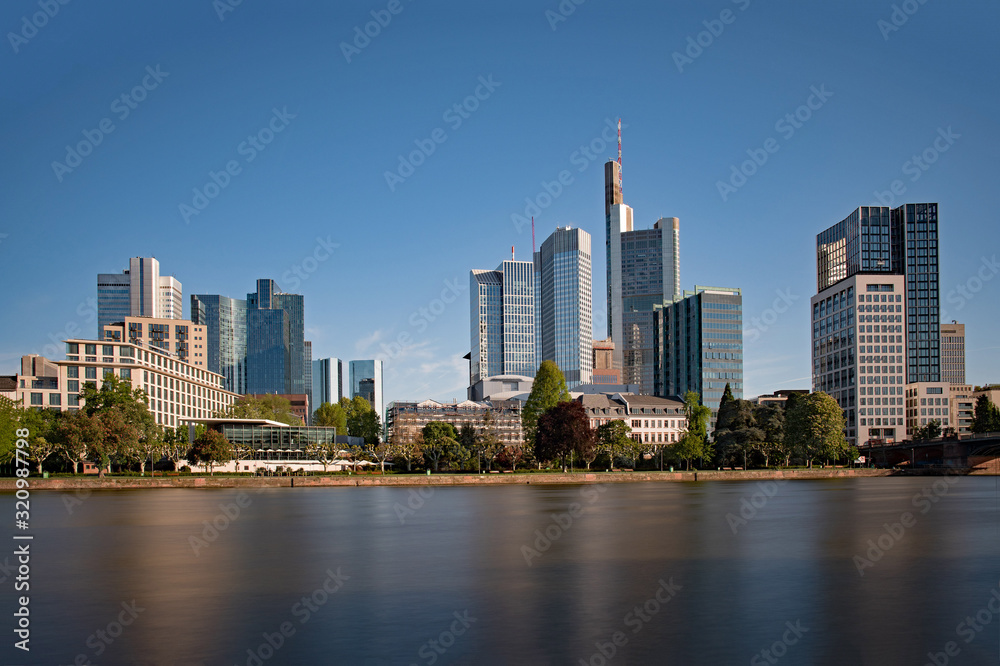 Blick über den Fluss in Frankfurt am Main in Hessen, Deutschland 