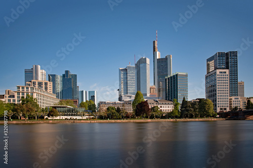 Blick   ber den Fluss in Frankfurt am Main in Hessen  Deutschland 