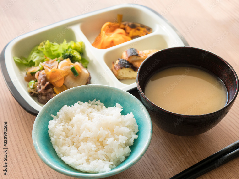介護食　シニアごはん　健康食　食事シーン