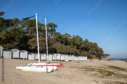 Cabines blanches sur la plage des Sableaux à Noirmoutier en l'île (Vendée, France) photo