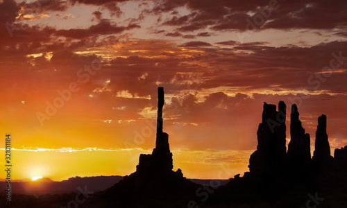 Monument Valley Sonnenaufgang © Josef Tujo