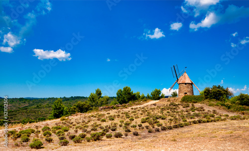 Moulin à vent dans les vignes à Félines-Minervois, France photo