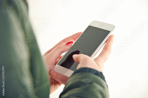 Mujer  joven escribiendo con smartphone