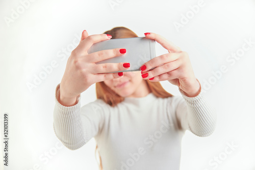 Chica joven haciendose una fotografia con su smartphone