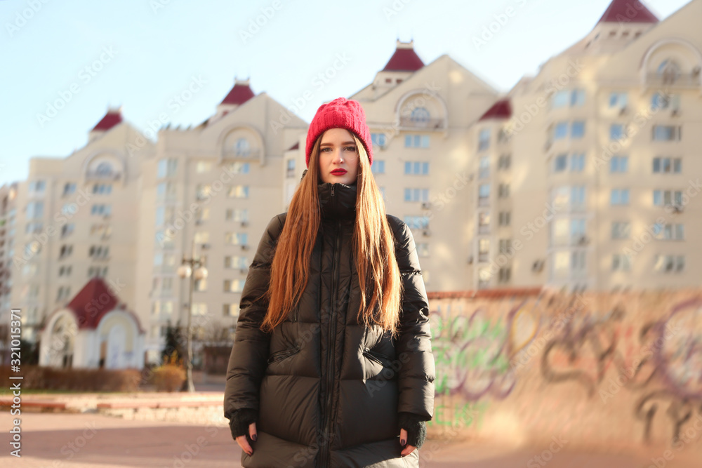 Fototapeta premium Hat, New york, Face, portrait, hair, emotions, hairstyle, Girl, brunette, brunette woman, clothes, travel, woman, female, walk, street, street style, lady, sexy, beauty, fashion, style, elegant, 