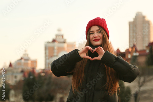 Girl, new york, Manhattan, hair, emotions, brunette, Skyscraper, face, portrait, city, love, heart, hat, woman, female, happy, walk, street, street style, urban, architecture, fashion, style	