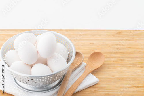 Cuadro en lienzo Chicken eggs in basket on table.