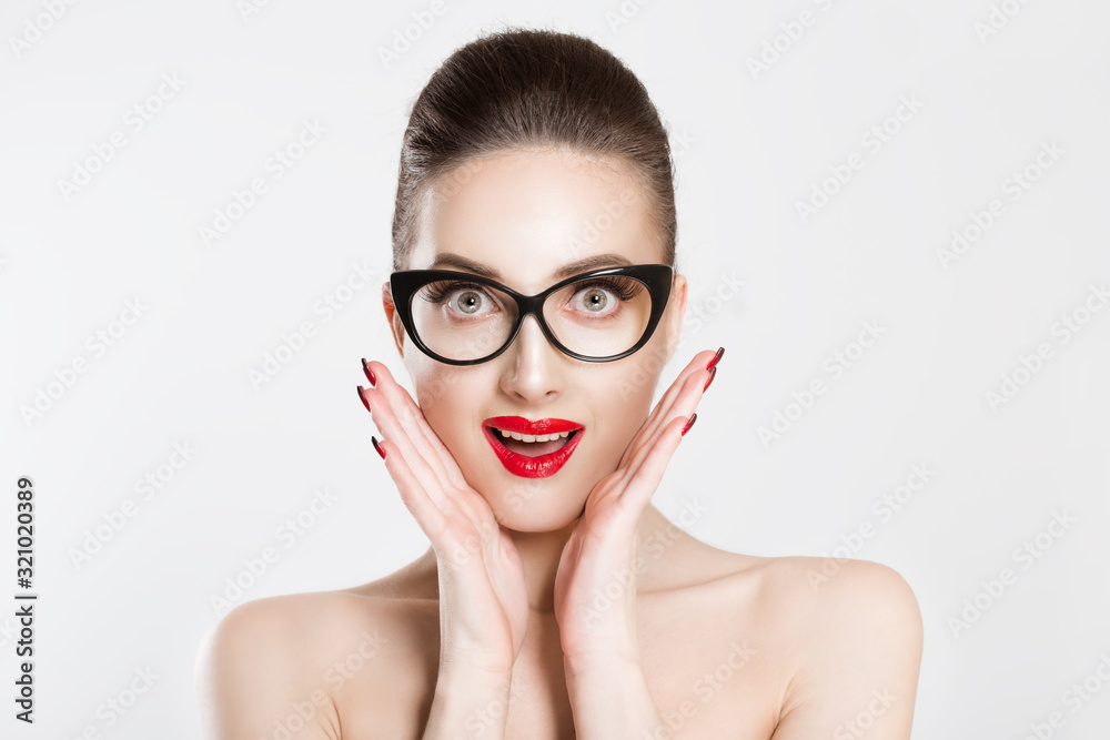 Φωτογραφία Wow, surprise Close up portrait young woman beautiful girl brunette looking excited holding her mouth opened hands on cheeks isolated white grey wall