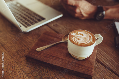 Foto Coffee with latte art on cafe table