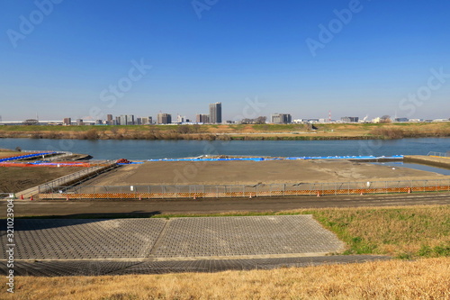 工事中の早春の江戸川風景