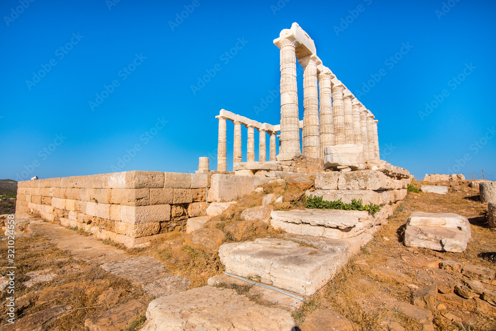 Obraz premium The ancient temple of Poseidon at Cape Sounio in Attica, Greece