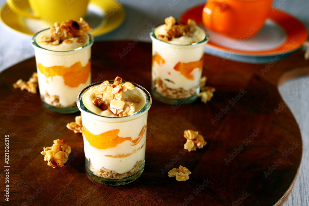 joghurt dessert mit aprikosenmus waffelboden und kandierten Mandeln joghurt dessert mit aprikosenmus waffelboden und kandierten Mandeln
