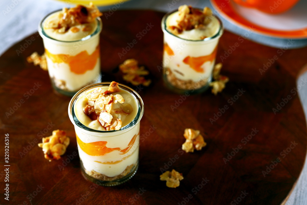 joghurt dessert mit aprikosenmus waffelboden und kandierten Mandeln joghurt dessert mit aprikosenmus waffelboden und kandierten Mandeln