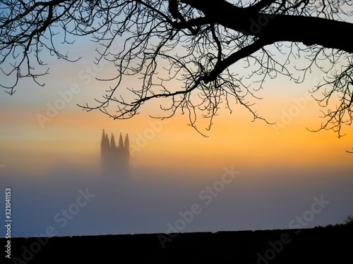 Cathédrale de St-Nicolas dans la brume en hiver, Fribourg, Suisse