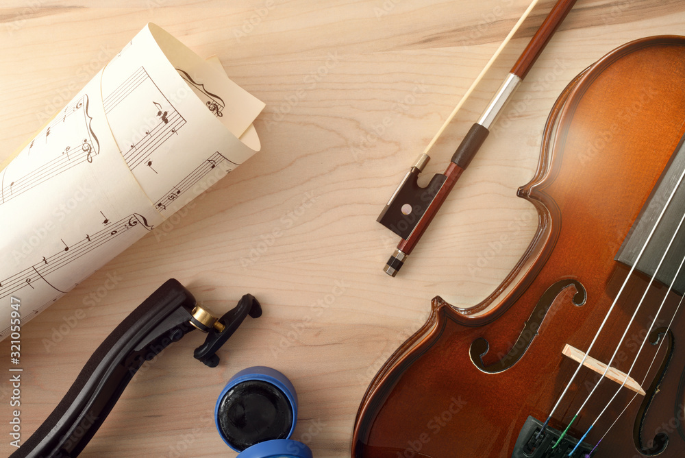 Naklejka premium Violin and equipment on wooden table top