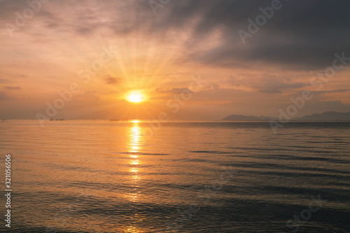 琵琶湖畔からの朝日 © miiko
