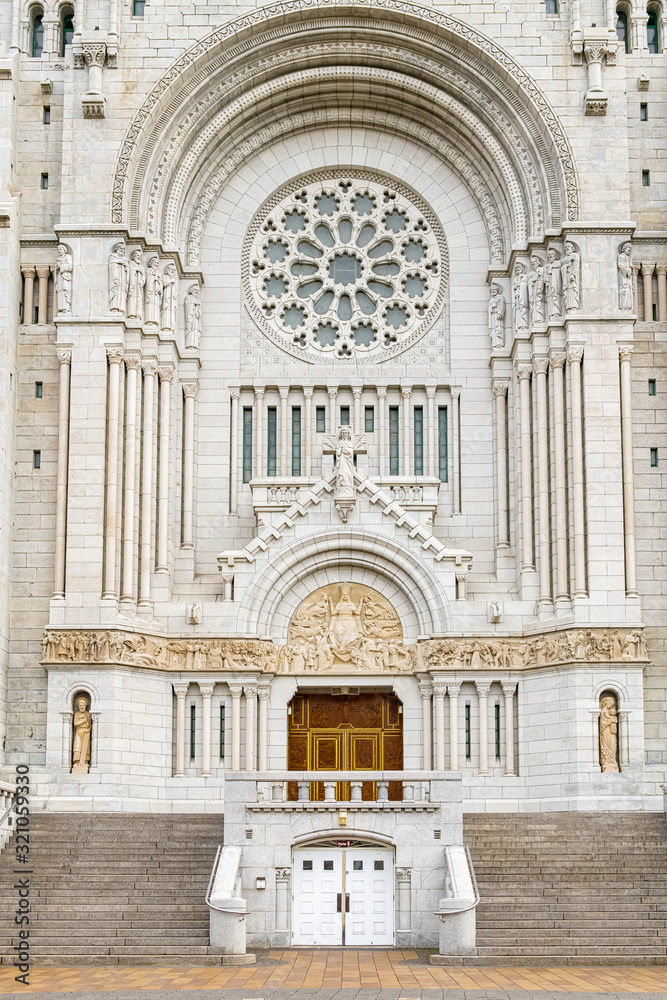 Obraz premium Sainte-Anne-de-Beaupre, beautiful church in Quebec, Canada