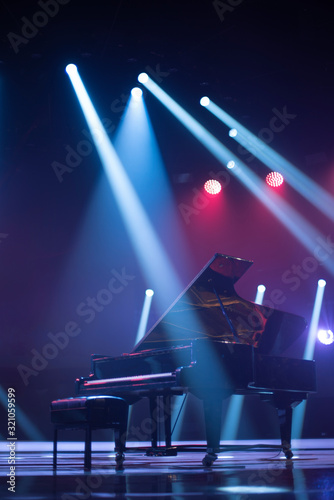 Fotografia the piano on stage in the spotlight.